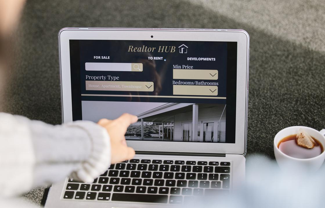 Женщина выбирает жилье онлайн