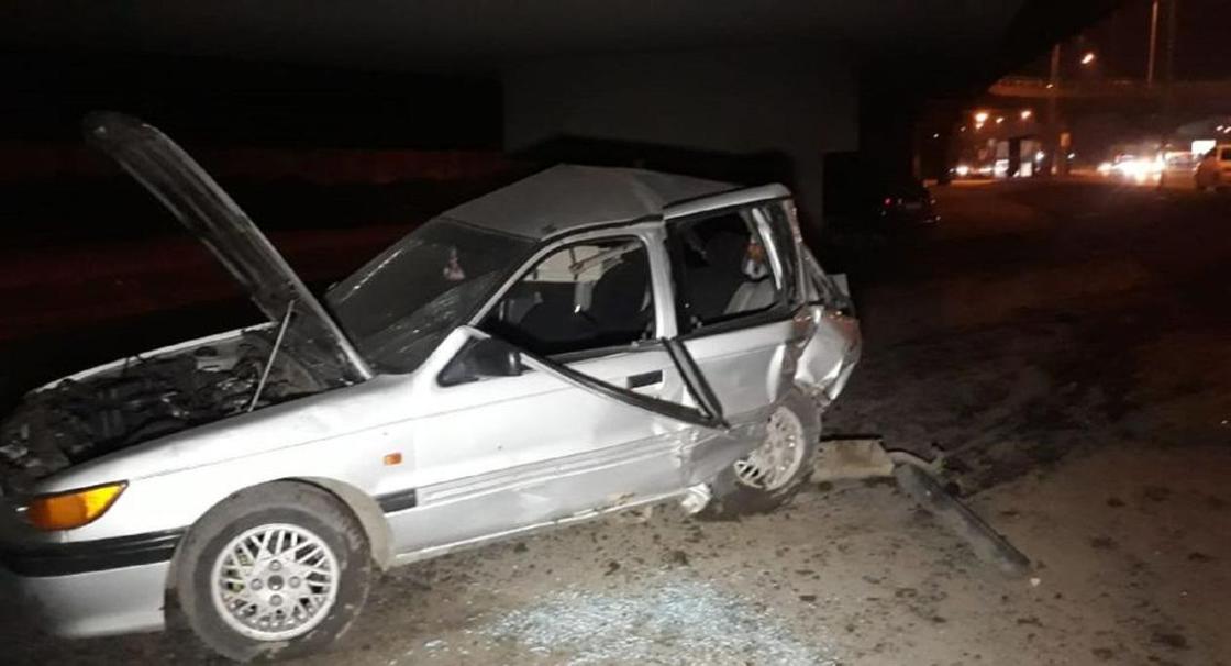 Устроили гонки: два авто вылетели под мост после ДТП в Алматы (фото)