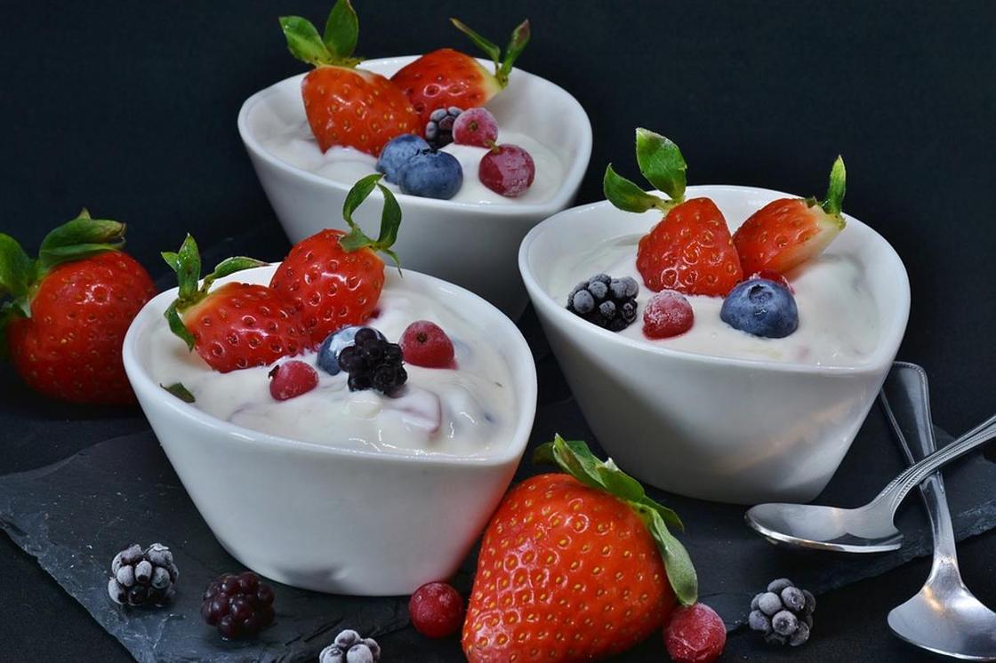 Натуральный йогурт с ягодами в формочках