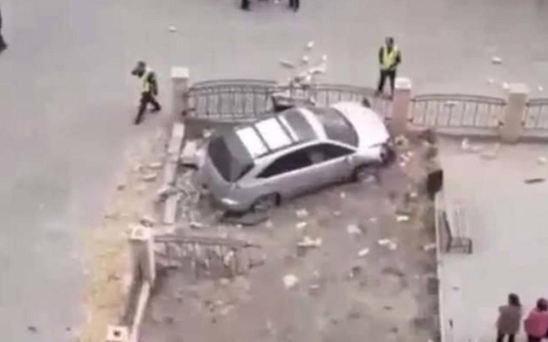 Водитель Lexus умер за рулем и совершил ДТП в Семее Водитель Lexus умер за рулем и совершил ДТП в Семее