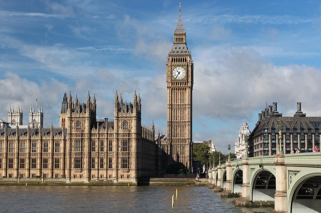 Вид на Биг-Бен и стоящее рядом здание английского парламента