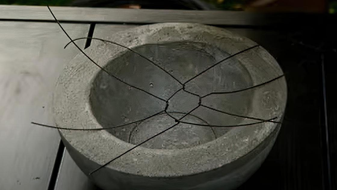 Стоит бетонная чаша, а на отверстии лежит начатая металлическая сетка из прутьев