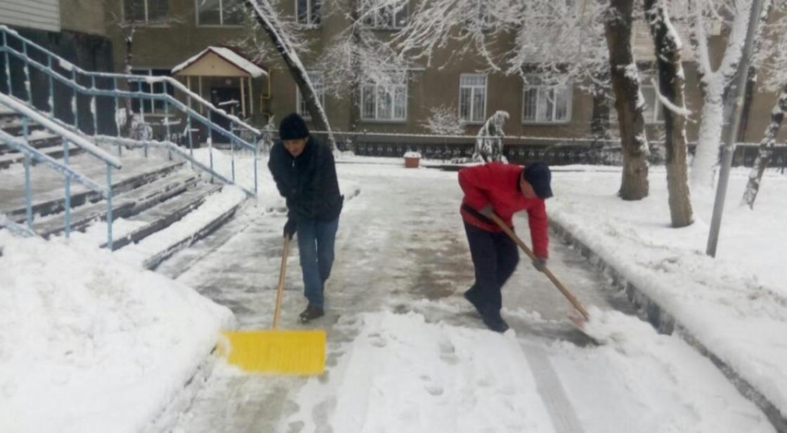 Более сотни алматинских КСК привлекли к ответственности за плохую уборку снега