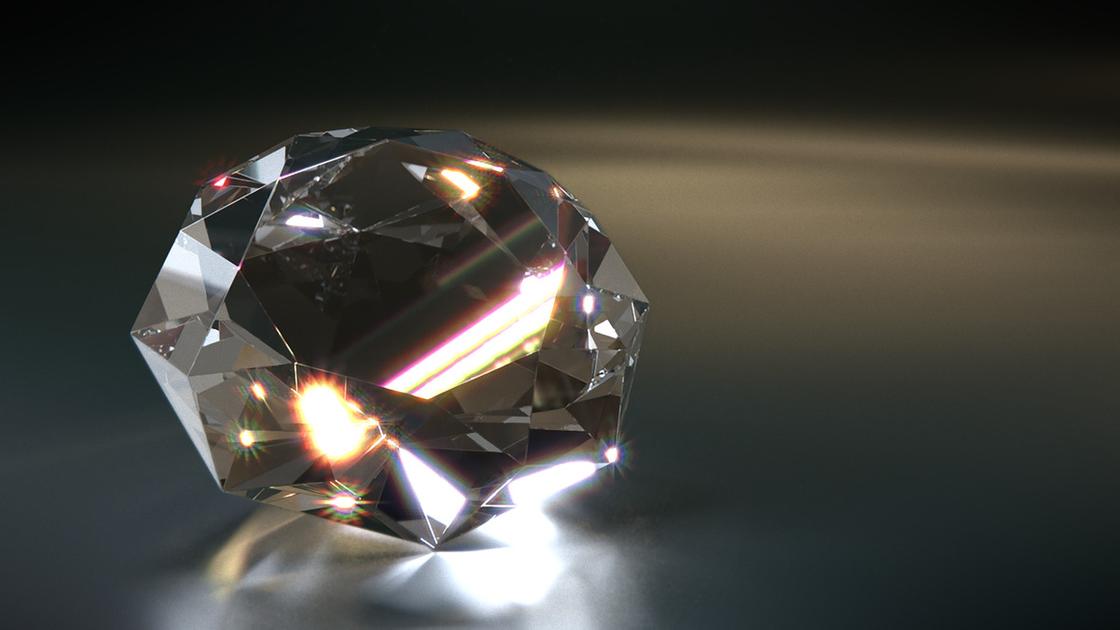 Большой прозрачный алмаз с огранкой