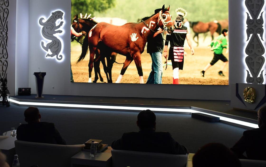 Назарбаеву показали документальный фильм «Equus: История Лошади»