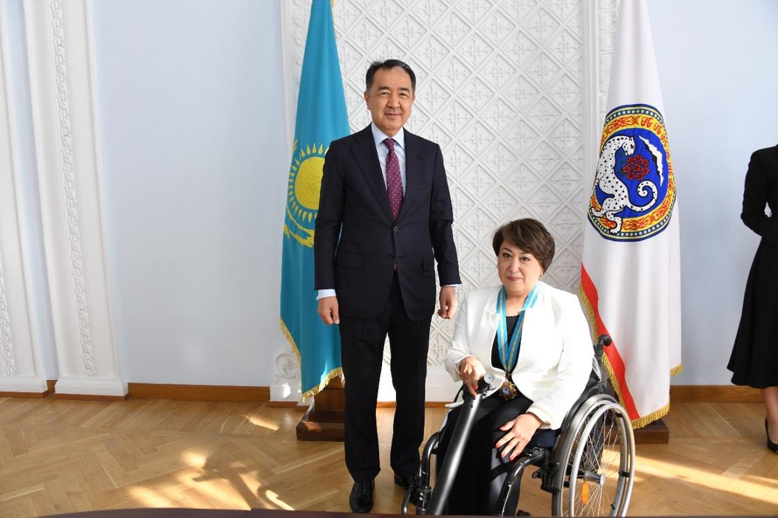 Сагинтаев поздравил новых почетных граждан Алматы