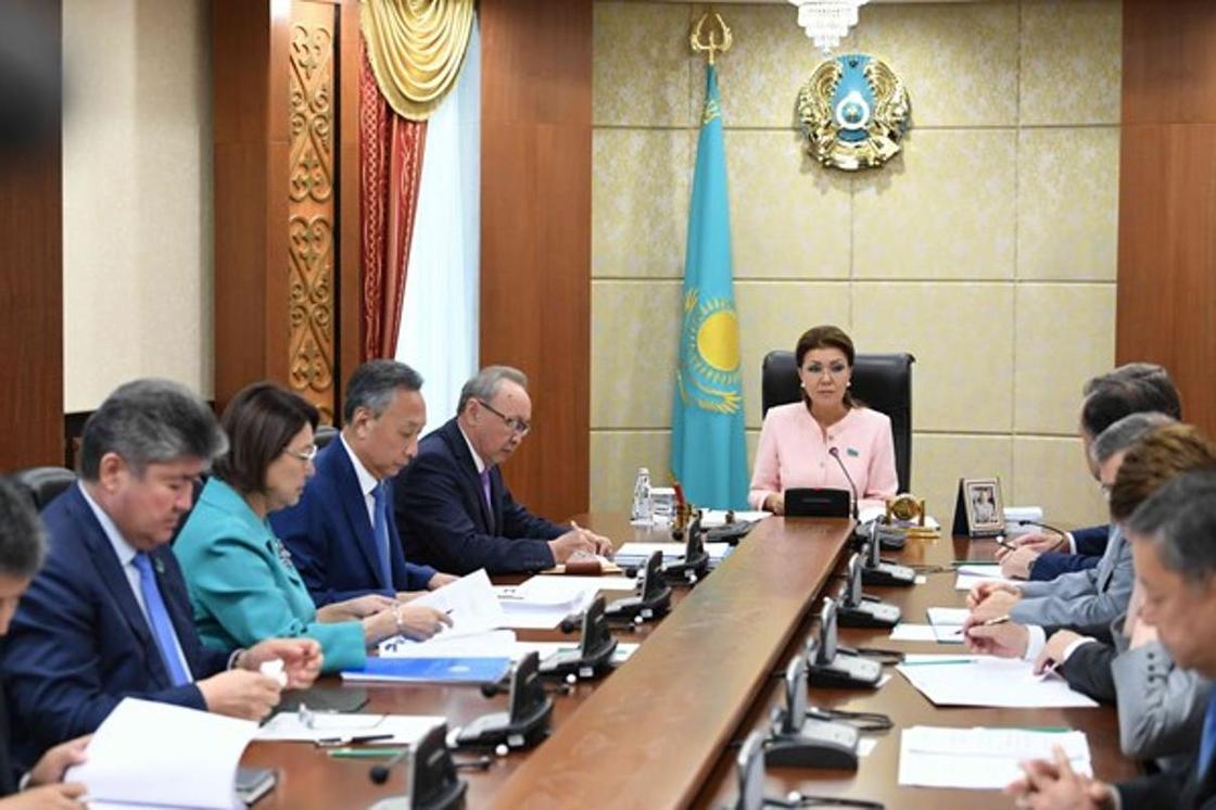 Назарбаева – сенаторам: Просто будьте людьми, а не функционерами