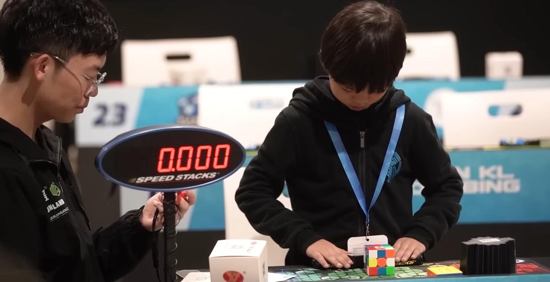 Йихэн Ванг собирает кубик Рубика