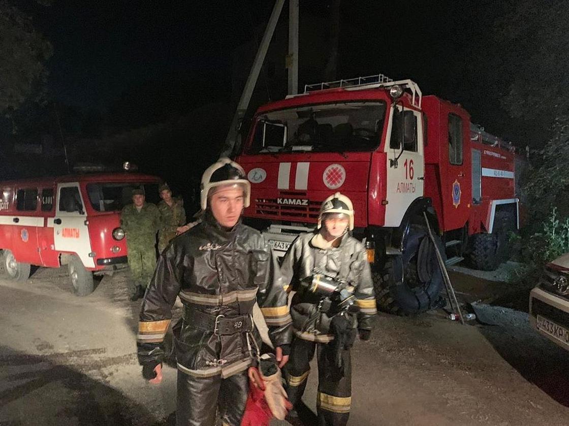 "Будет возбуждено уголовное дело": Сагинтаев прибыл на место пожара в Алматы (фото)