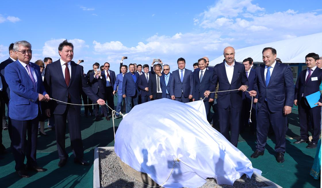 Мамин принял участие в церемонии начала строительства туркомплекса на побережье Каспия