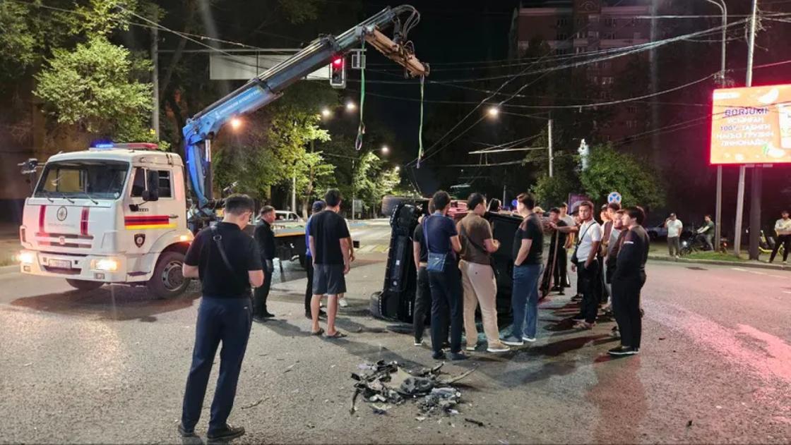 Люди стоят у перевернутого автомобиля