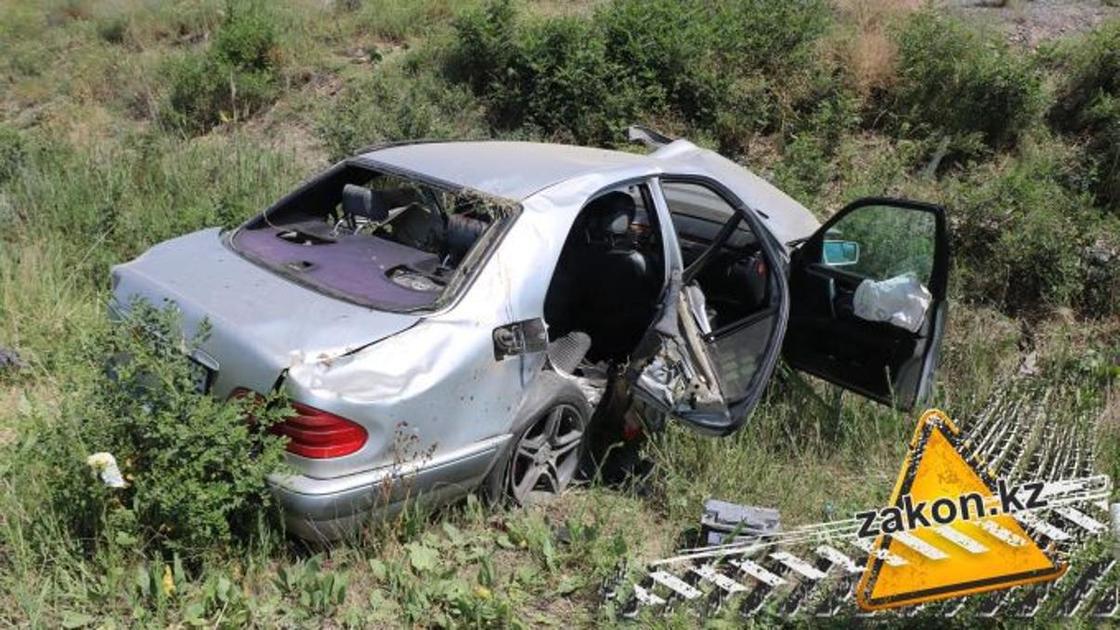 Автомобиль вылетел с дороги на трассе Алматы – Бишкек: погиб человек