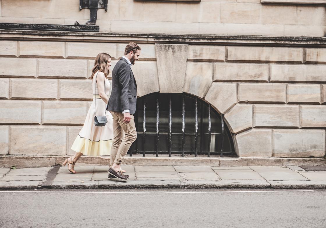 Мужчина и женщина идут по улице