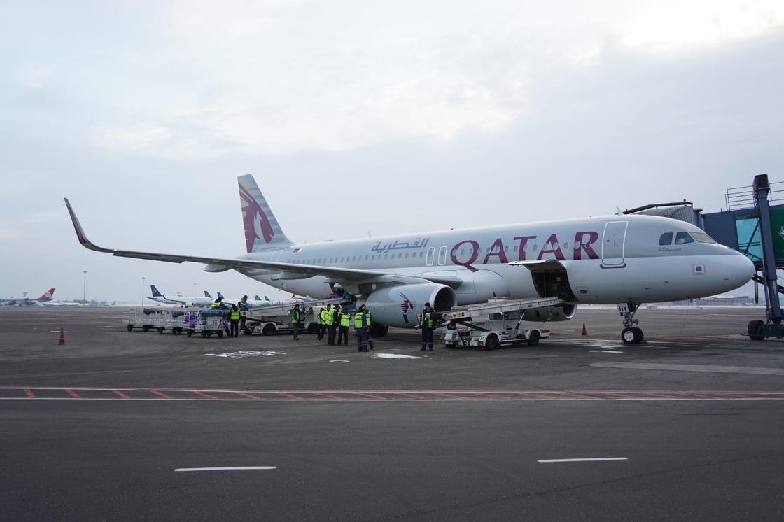 самолет авиакомпании Qatar Airways в аэропорту Алматы