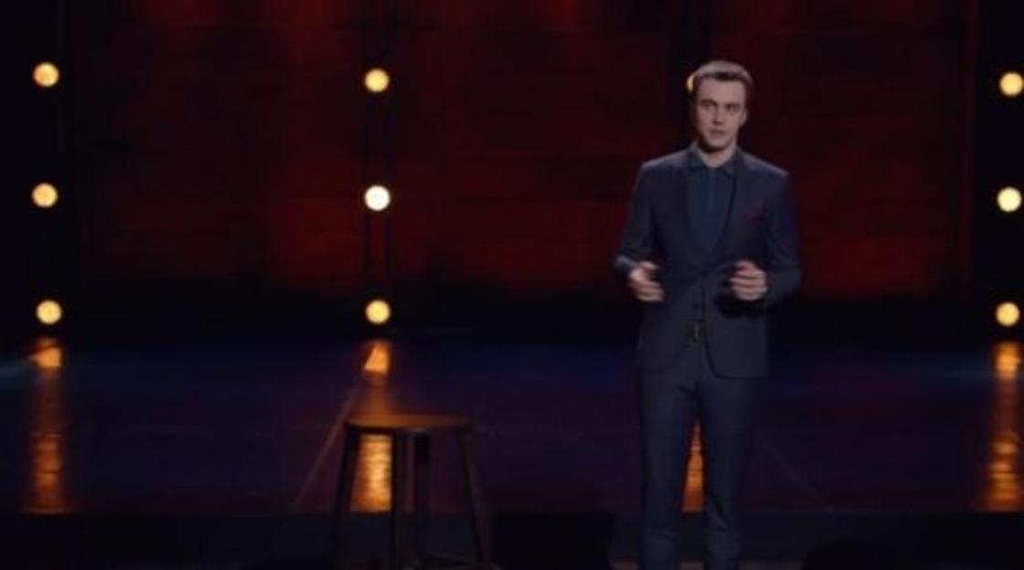 «Он как Волан-де-Морт»: комик пошутил, что на Первом канале боятся фамилии Навального (видео)