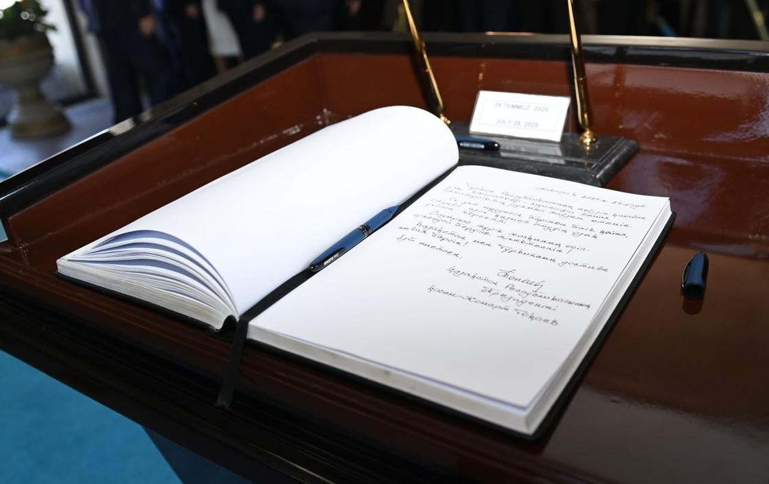 Токаев посетил мавзолей Мустафы Кемаля Ататюрка в Турции