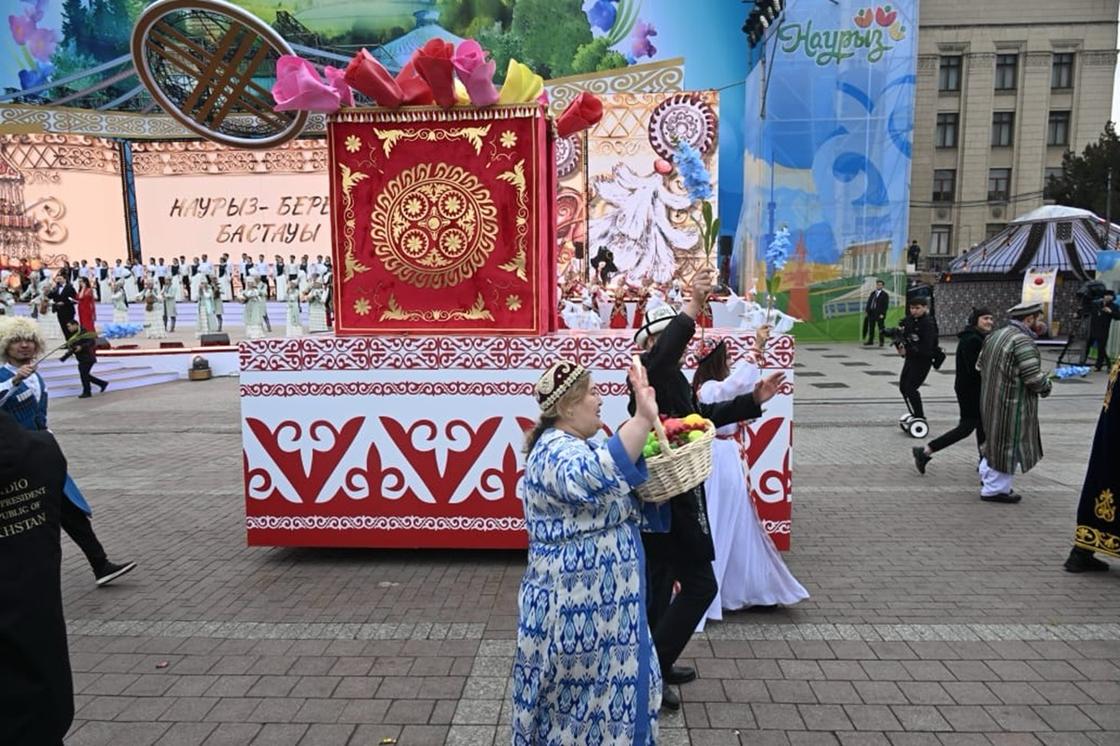 Праздничное шествие в Алматы
