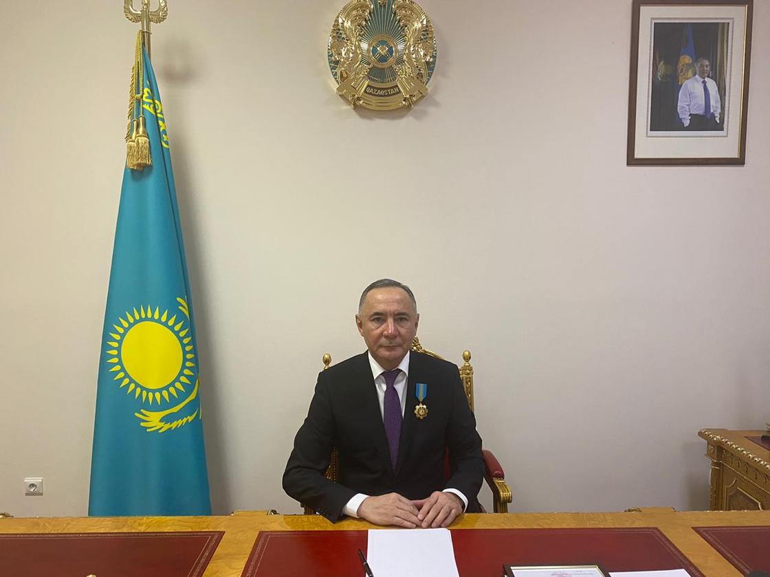 Президент Казахстана наградил Кайрата Беркинбаева орденом "Барыс "