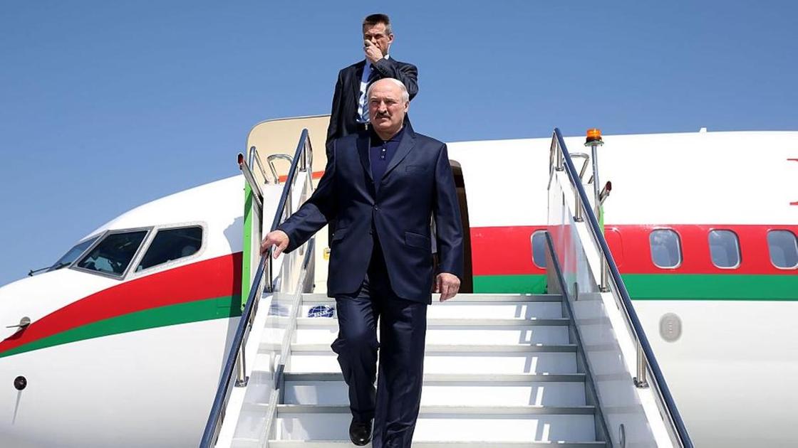 Александр Лукашенко выходит из самолета