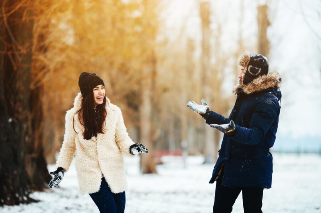 Парень и девушка резвятся на снегу