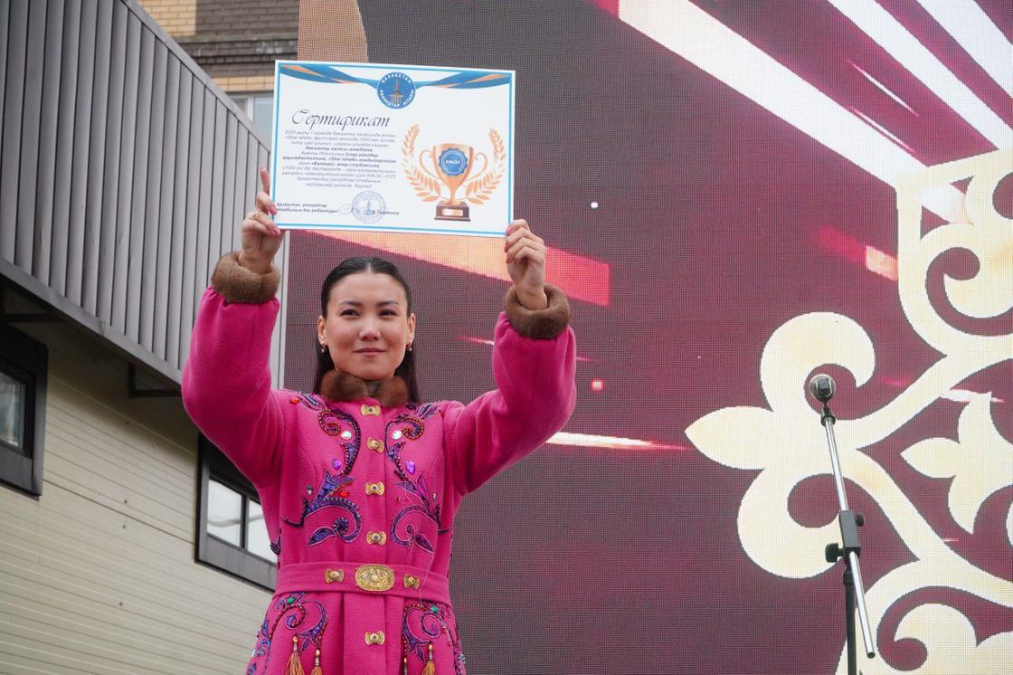 Девушка держит сертификат