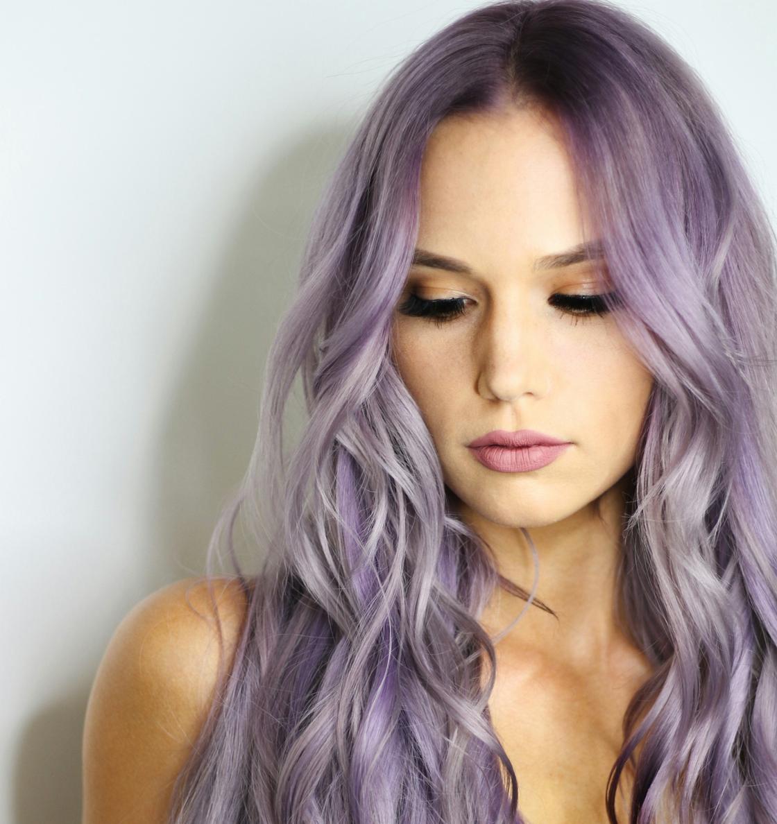 Девушка с лиловыми волосами