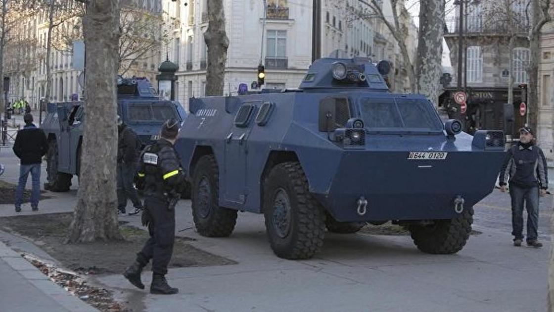 Тяжелая бронетехника вошла в охваченный беспорядками Париж (фото, видео)