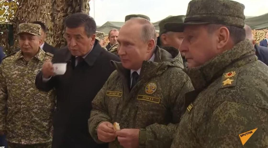 Путина и Жээнбекова угостили пирогами и чаем в полевых условиях