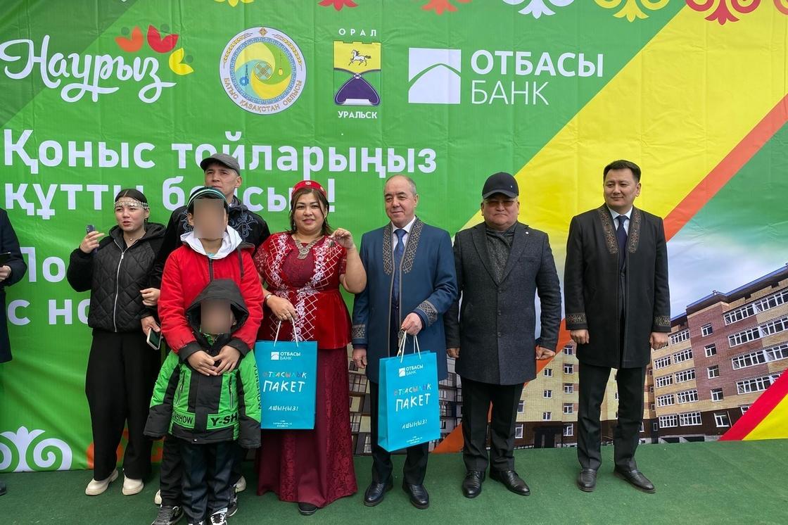 Вручение ключей от новых квартир жителям Уральска Вручение ключей от новых квартир жителям Уральска