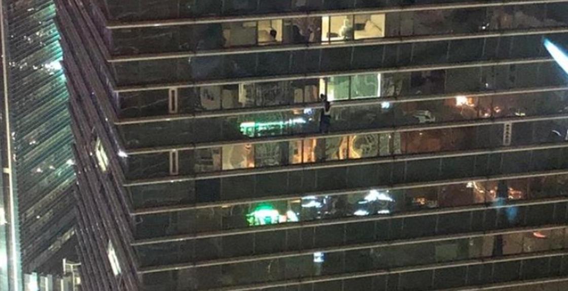 Астанчане сфотографировали висящую на 32-м этаже девушку