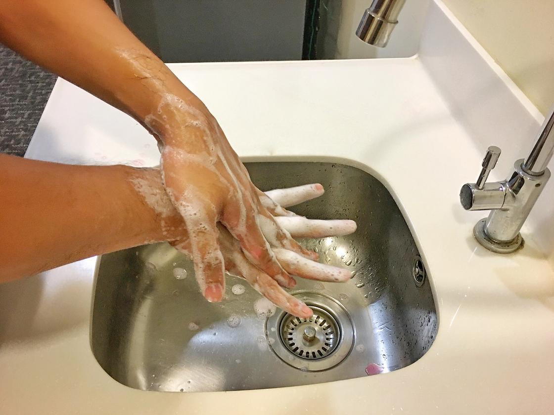 Девушка моет руки с мылом