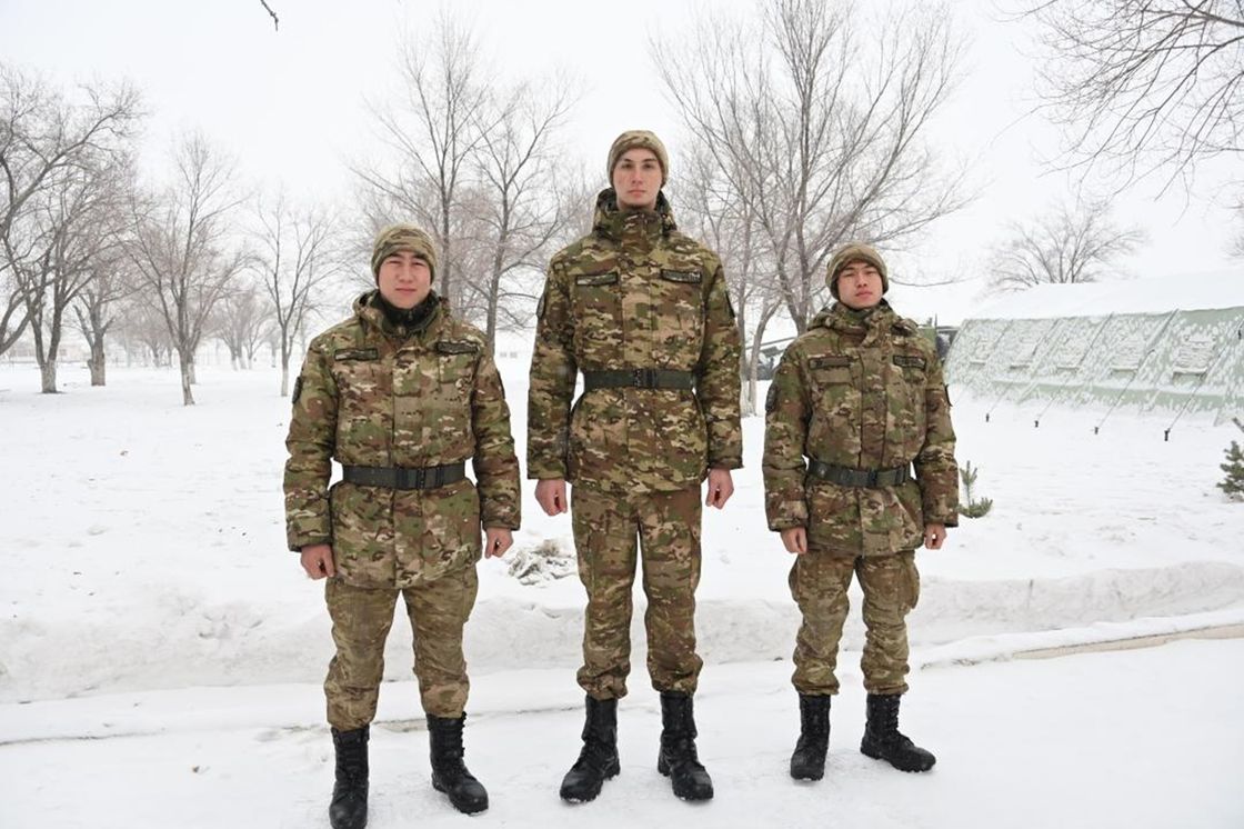 Илья Хальчуков өзге сарбаздармен.