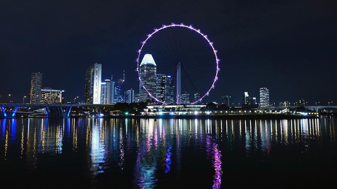Колесо обозрения в Сингапуре с подсветкой