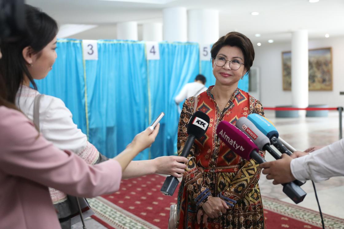 Роза Рымбаева проголосовала в Национальной библиотеке Алматы (фото)