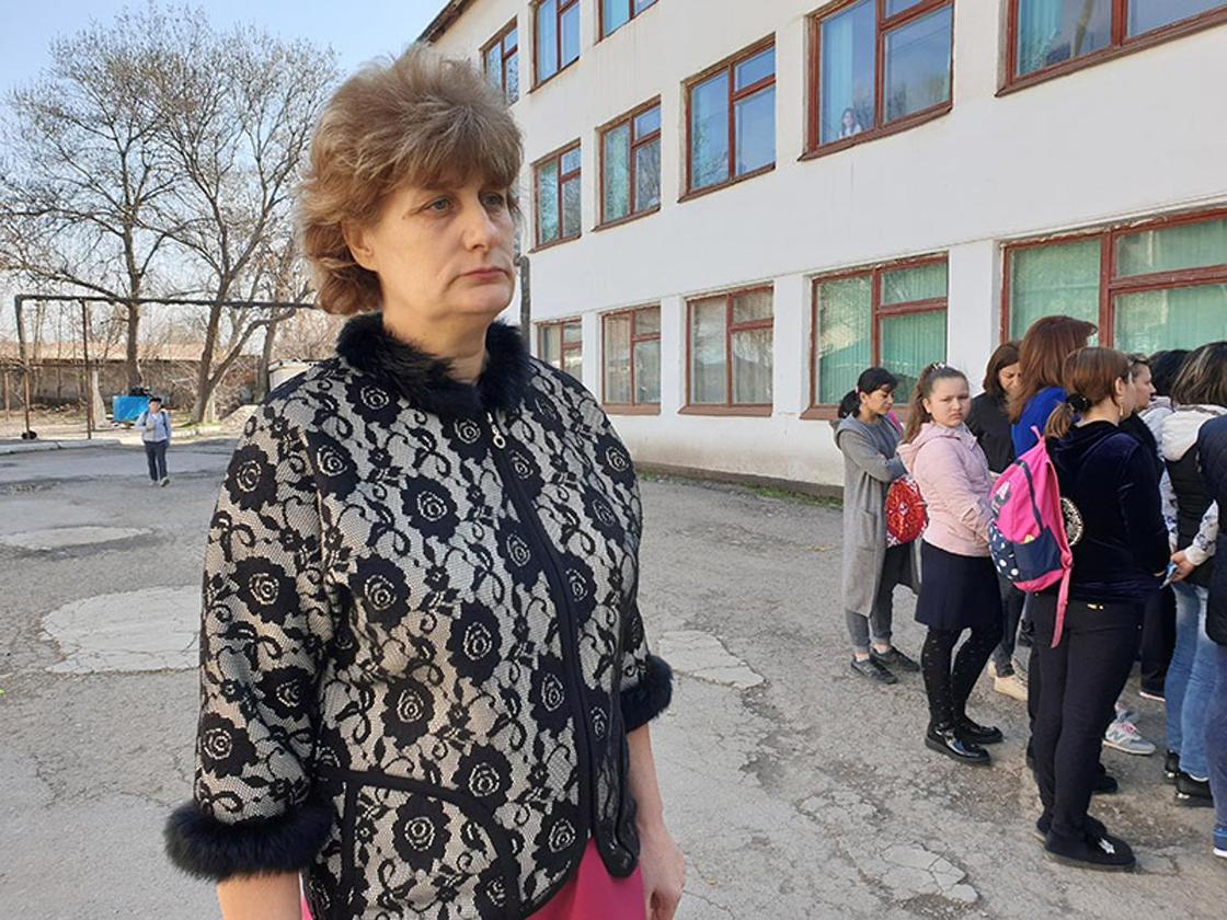"Говорила, принесешь 50 тысяч тенге": крупный скандал разгорелся в одной из школ Шымкента