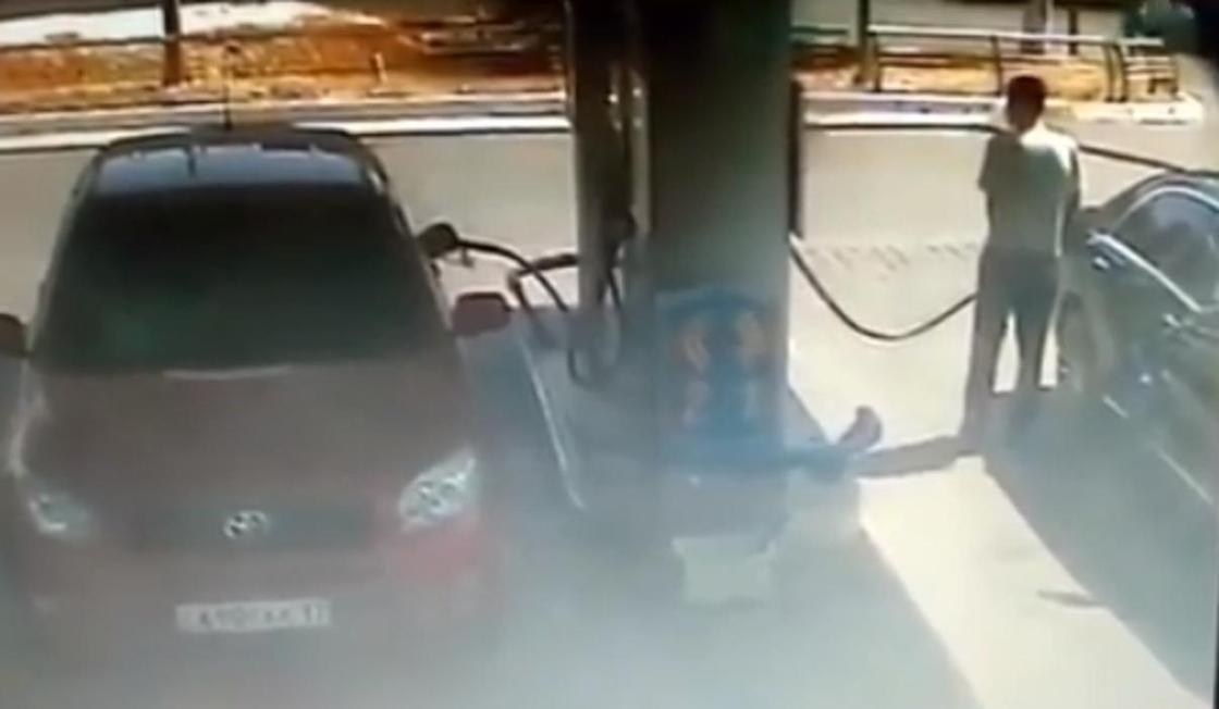 Работник АЗС воровал бензин у заправляющихся водителей в Шымкенте (видео)