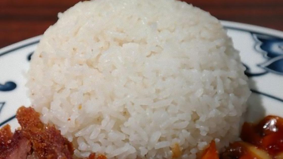 Сваренный рис шаром на тарелке