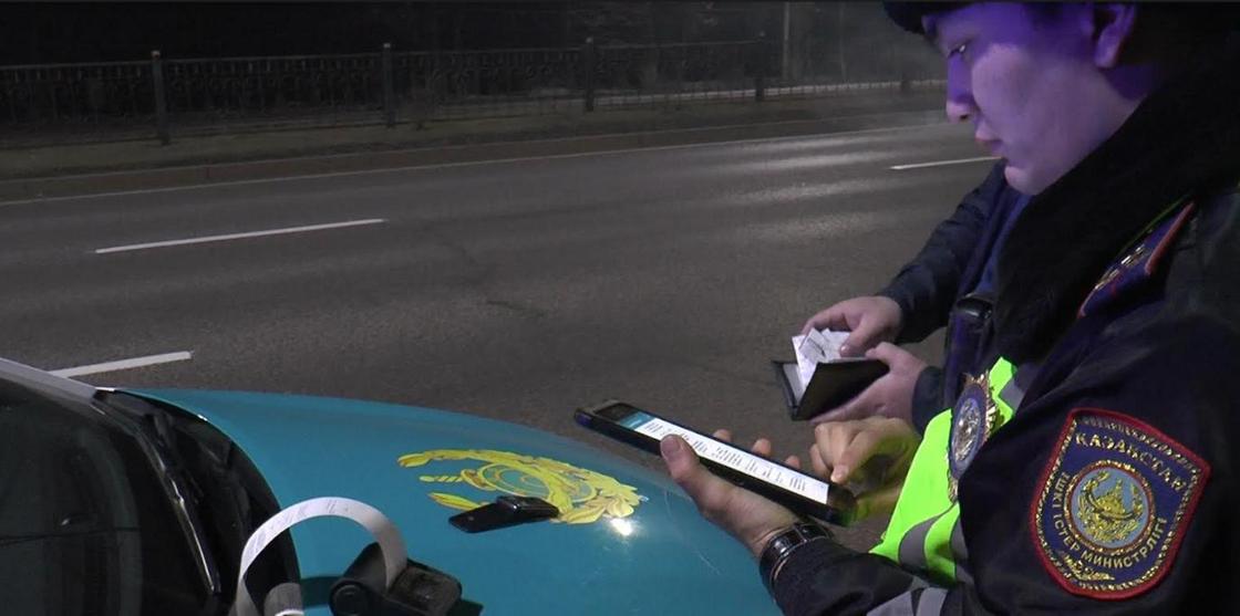 Еле держался на ногах: алматинские полицейские поймали нетрезвого водителя (фото)