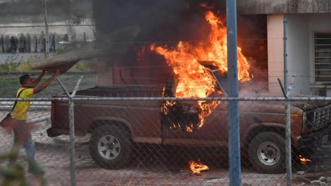 Сожженные машины и стрельба по протестующим. Что происходит в Венесуэле