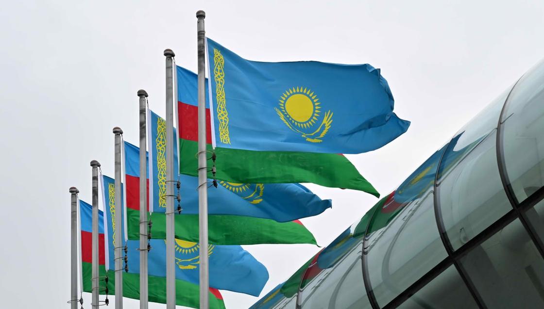 Флаги Азербайджана и Казахстана