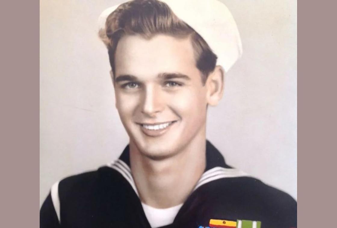 Молодой служащий ВМФ США улыбается на фото