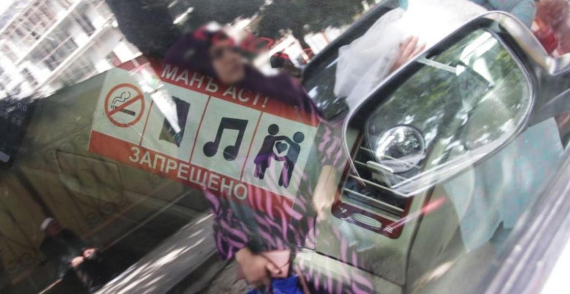 Войну поцелуям и курению объявили таксисты в Душанбе