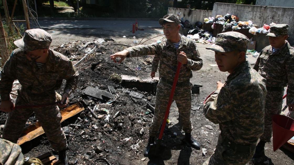 Десантники тушат пожар