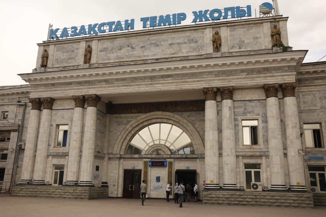 Поезда заполнены на 40%: вокзалы начали свою работу в Алматы после карантина (фото)