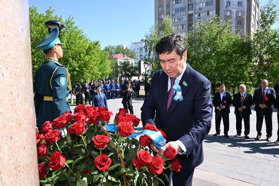 Возложение цветов к памятнику дважды Герою Советского Союза Талгату Бигельдинову