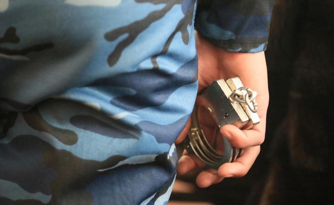 Крупную партию наркотиков и оружие изъяли у скотокрадов в Алматинской области