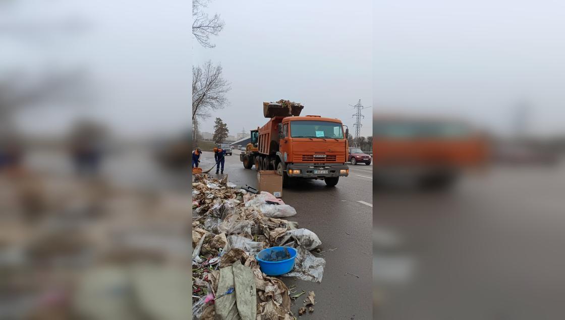 Сотрудники коммунальных служб убирают мусор в Алматы