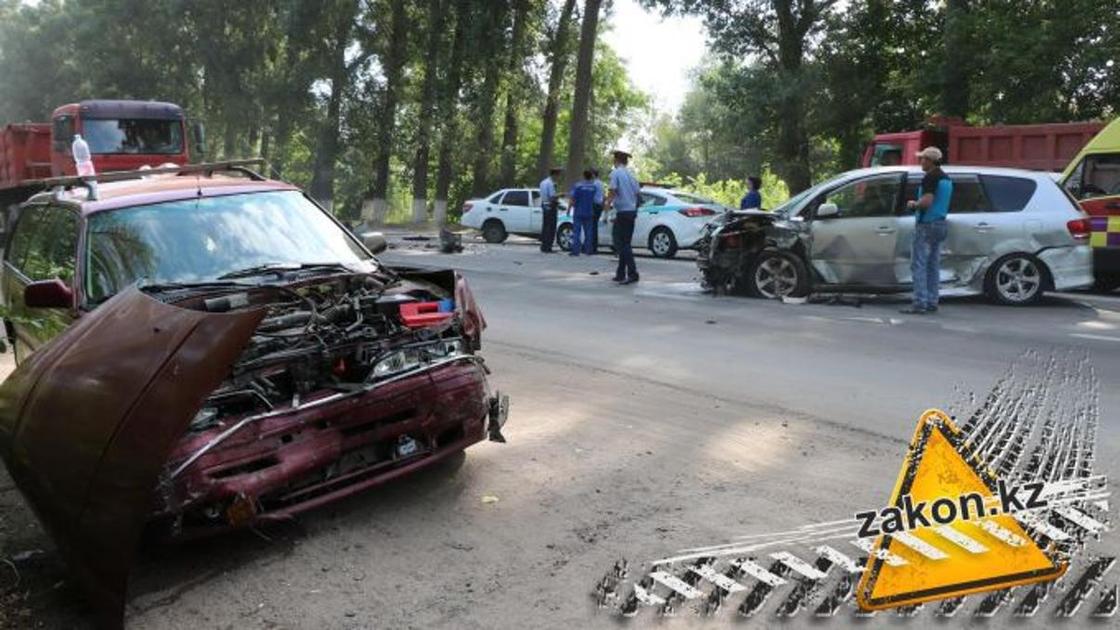 Четыре человека пострадало в массовом ДТП в Алматинской области (фото)