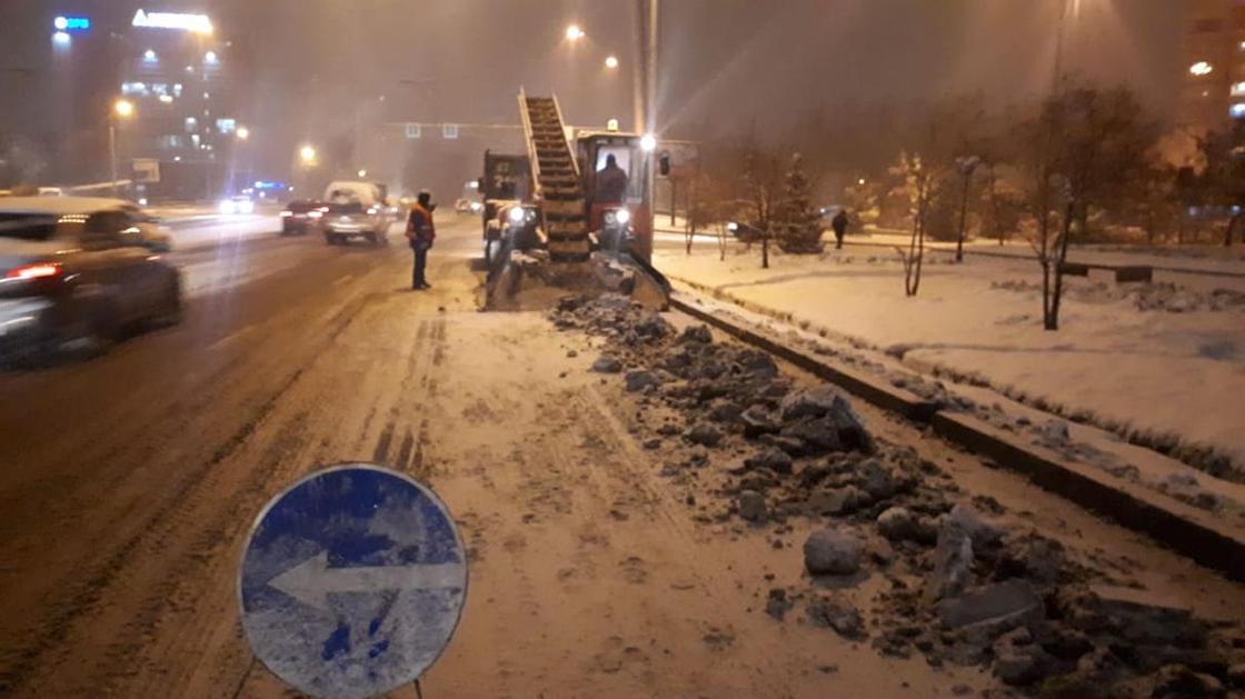 Как всю ночь убирали снег в Алматы, показали в акимате (фото)