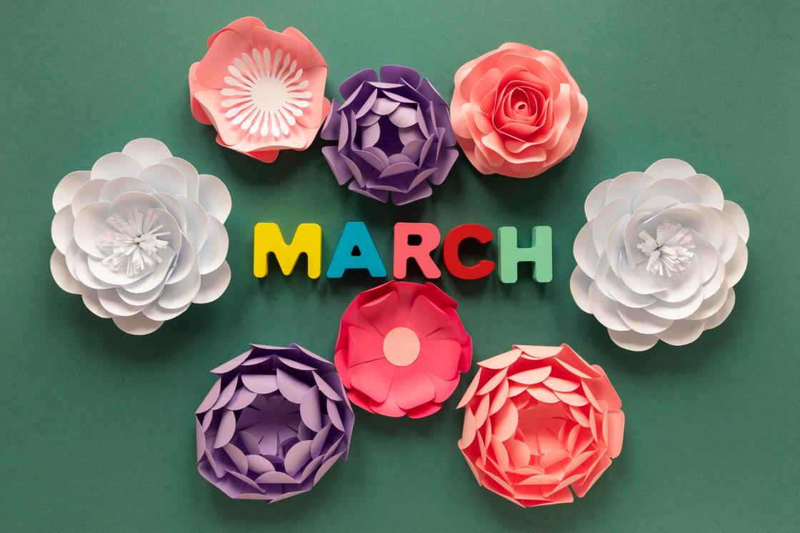 Композиция из слова «март» и цветов из бумаги